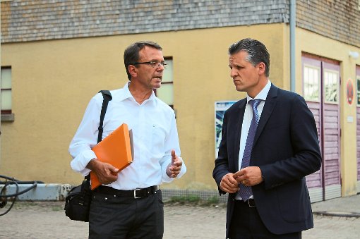 Im Gespräch über Gütenbacher Probleme: Bürgermeister Rolf Breisacher (links) und der Bundestagsabgeordnete Thorsten Frei (rechts)  Foto: Hajek Foto: Schwarzwälder-Bote