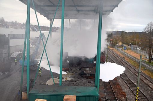 Sorgte für Unruhe: Eine gewaltige Rauchsäule  auf dem Gelände eines Metallgroßhandels nahe der Bahnlinien in Brigachtal.  Foto: Bartler Foto: Schwarzwälder Bote