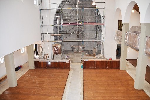 Noch ist die Lamprechtskirche in Meßstetten eine Baustelle: Zum vierten Advent sollen alle Arbeiten abgeschlossen sein.  Foto: Holbein Foto: Schwarzwälder-Bote