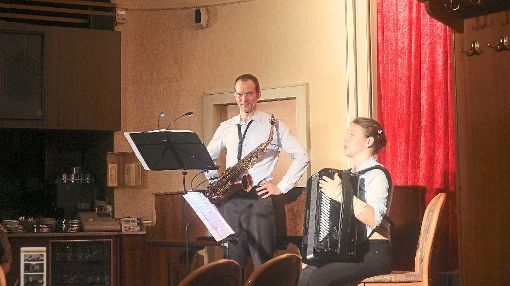 Mit  ungewöhnlicher Instrumentenkombination von  Saxofon  und Akkordeon treten Jürgen und Ina Callejas auf. Foto: Zährl Foto: Schwarzwälder-Bote