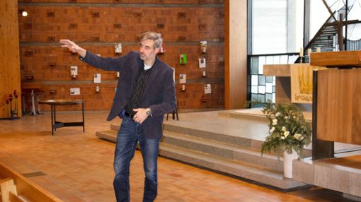 Pfarrer Bernhard Jaeckel erläutert die Bilder und Symbolik in der Johanneskirche. Foto: Zährl Foto: Schwarzwälder Bote