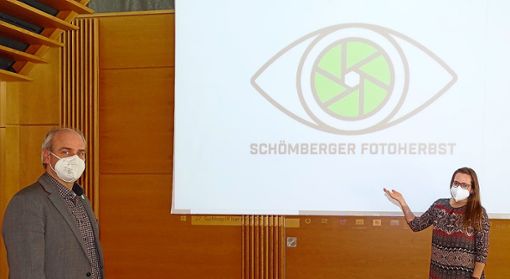 Kuratorin Yvonne Kübler und Bürgermeister Matthias Leyn präsentieren das neue Logo für den Schömberger Fotoherbst.Foto: Gemeinde Foto: Schwarzwälder Bote