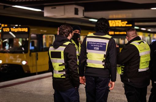 Der Sicherheitsdienst kontrolliert unter anderem die Einhaltung der 3G-Regeln in den öffentlichen Verkehrsmitteln in Stuttgart (Archiv). Foto: dpa/Christoph Schmidt