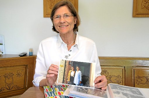 Christine Fischer mit Erinnerungen an die Freundin aus der Partnerstadt.  Foto: Kuhnert Foto: Schwarzwälder-Bote