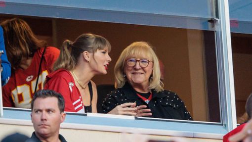 Taylor Swift und Travis Kelces Mutter Donna – die selbst eine kleine Berühmtheit in den USA ist. Foto: IMAGO/USA TODAY Network/IMAGO/William Purnell