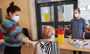 Mara Karcher (links) und Anna Gärtner unterstützen als Medizinstudentinnen die mobilen Impfteams und waren am Sonntag im Tailfinger Seniorenheim der Augustenhilfe im Einsatz. Foto: Eyrich