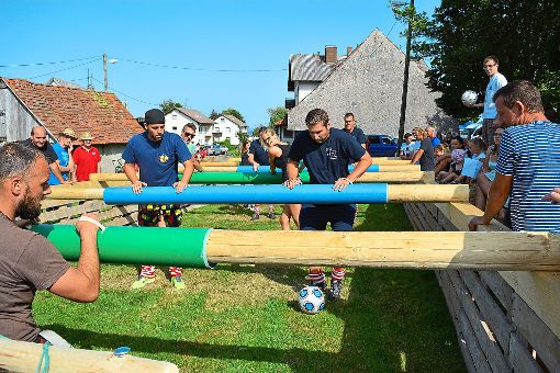 Das Menschen-Kicker-Turnier beim Sommerfest der Glaserzunft Herzogenweiler hat sich etabliert, auch bei hochsommerlichen Temperaturen.  Foto: Zimmermann Foto: Schwarzwälder-Bote
