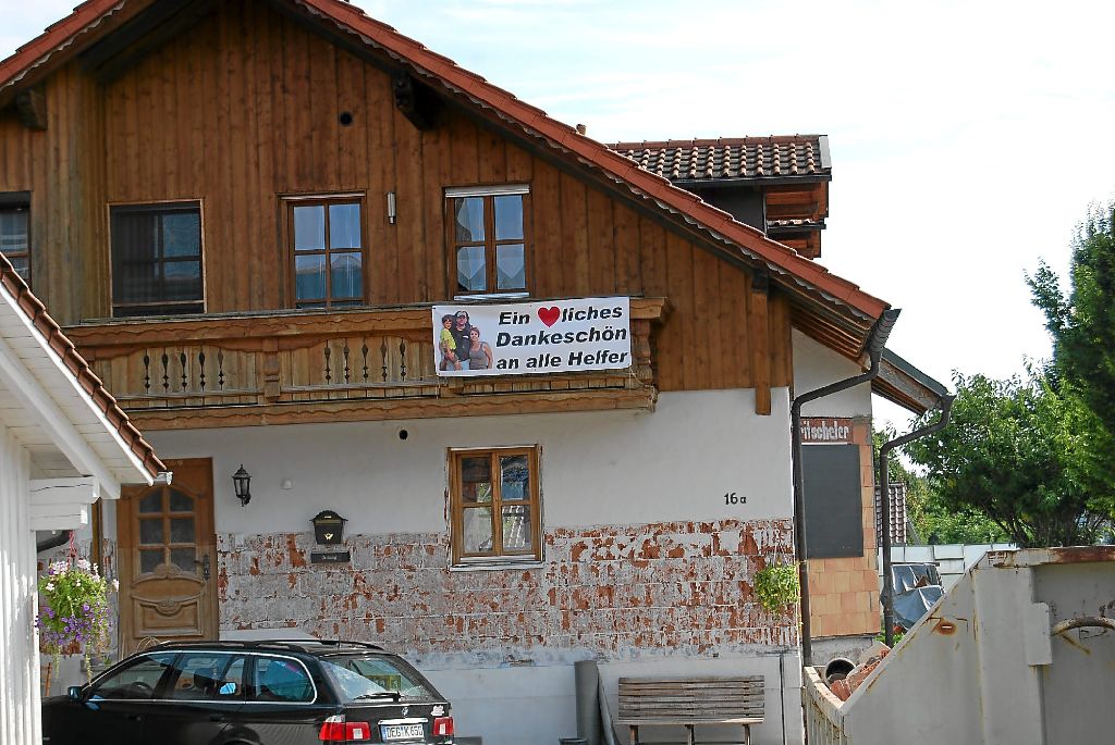 Plakate an den Häusern in Fischerdorf, das im Juni unter Wasser stand, zeugen von der Dankbarkeit für die Hilfe.   Foto: Göhring Foto: Schwarzwälder-Bote