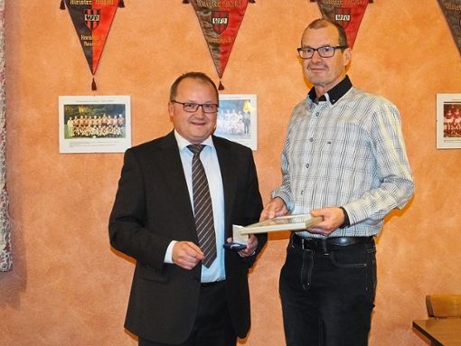 Bürgermeister Andreas Hölzlberger (links) und Hans-Joachim Gutekunst bei der Übergabe der Silbermedaille. Foto: Stocker Foto: Schwarzwälder Bote