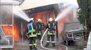 Die Einsatzkräfte der Schwanauer Wehr hatten am Montag in der Frankenstraße in Ottenheim gegen die Flammen gekämpft. Sie konnten Schlimmeres verhindern, der Schaden ist dennoch enorm hoch.  Foto: Kamera24
