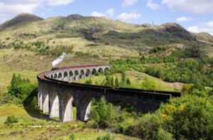 Der Zug überquert auch das Glenfinnan-Viadukt –  eine Szenerie, die auch aus den „Harry Potter“-Verfilmungen bekannt ist (Archivbild). Foto: IMAGO/ingimage/Wirestock