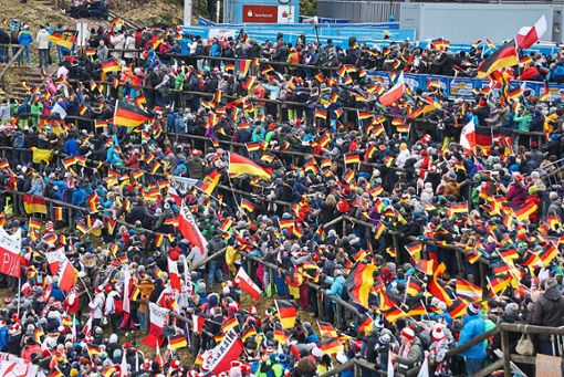 An beiden Wettkampftagen kamen rund 10 000 Zuschauer zur Hochfirstschanze nach Tititsee-Neustadt  Foto: Bächle Foto: Schwarzwälder Bote