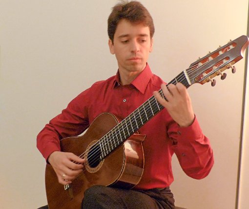 Auf der siebensaitigen Konzertgitarre ist Mateus Dela Fonte ein echter Virtuose. Foto: Stadler Foto: Schwarzwälder-Bote