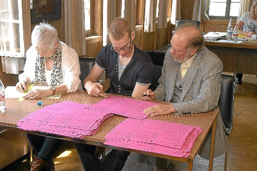 Unter der Aufsicht von Ulrich Rühle (rechts) sind gestern die Gemeinderatsstimmen ausgezählt worden. Foto: Hertle Foto: Schwarzwälder-Bote