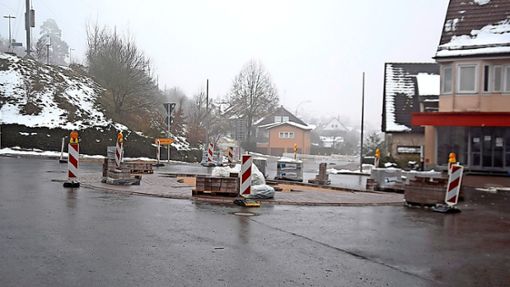 Doch noch nicht ganz fertig: der neue Kreisverkehr in Dornstetten. Foto: Schwarz