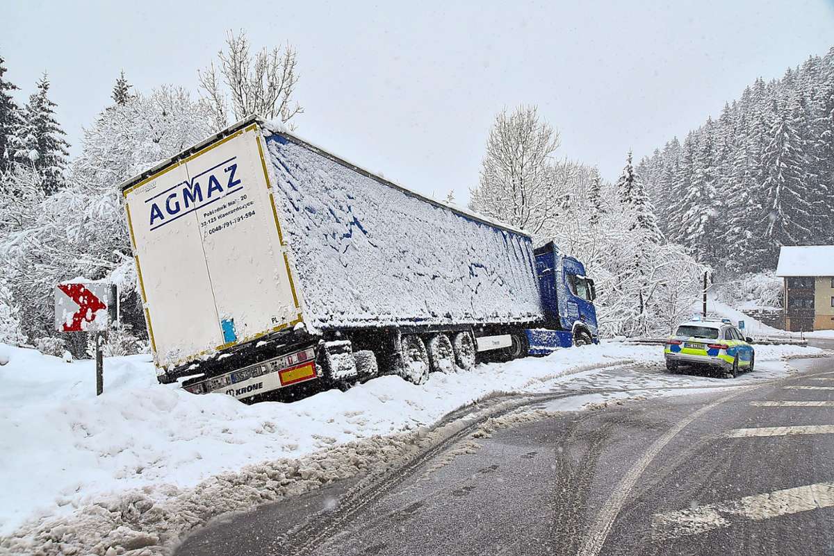 Ein mit 25 Tonnen Papier beladener Lastwagen ist am Donnerstagmorgen auf der B 33 in ­Nußbach  in einer Rechtskurve von der Fahrbahn abgekommen und am linken Fahrbahnrand im Graben zum Stehen gekommen. Der Lastwagen befindet sich in Schräglage.