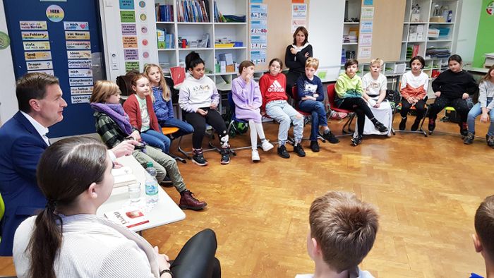 Bundesweiter Vorlesetag: Albstadts Bürgermeister nehmen Schüler mit auf eine literarische Weltreise