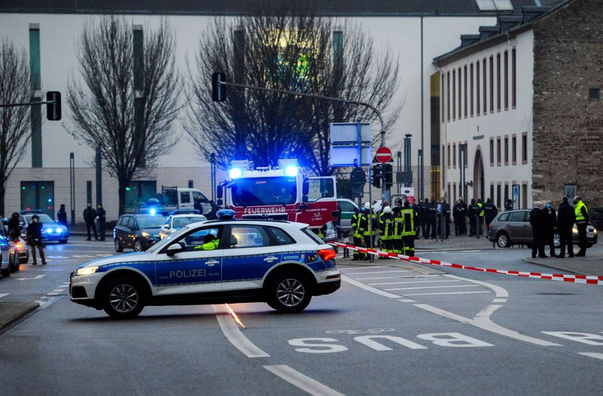 Im Dezember 2020 fuhr ein Mann seinen Geländewagen in die Trierer Fußgängerzone und tötete so fünf Menschen. (Archivbild) Foto: AFP/JEAN-CHRISTOPHE VERHAEGEN