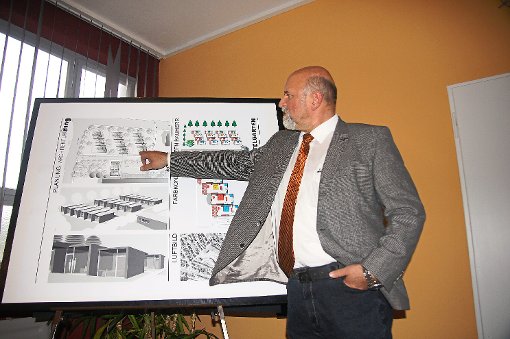 Theo Dolinschek stellt dem Burladinger Gemeinderat sein Hotelprojekt vor.  Foto: Rapthel-Kieser Foto: Schwarzwälder-Bote