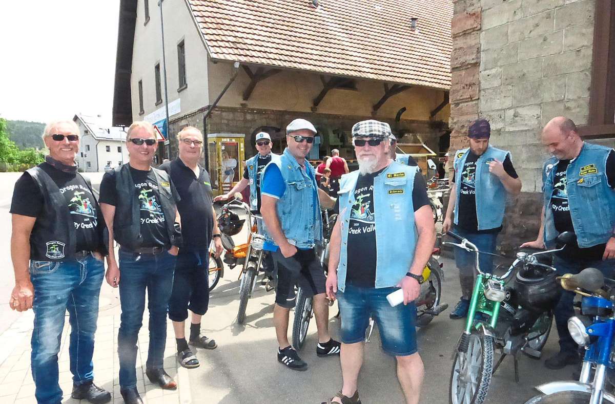 Museumschef Herbert Riegger (Dritter von links) ist gerne mit seinen Bikerfreunden zusammen.