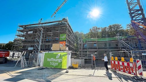 Der Bau der Hoffnungshäuser im Baugebiet Hasenbrunnen geht zügig voran. Foto: Kunert