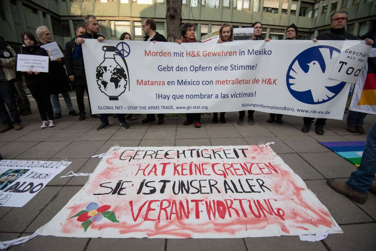 Demonstranten im Jahr 2019 bei der Urteilsverkündung vor dem Stuttgarter Landgericht. Foto: Murat