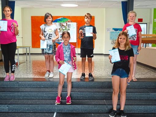 Stolz präsentieren sich die Grundschülerinnen und Grundschüler der Frobenius-Thomsin-Schule mit ihren Urkunden vom Känguru-Wettbewerb.Foto: Baschnagel Foto: Schwarzwälder Bote