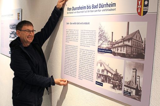Eddi Schoch brachte die Tafeln in der Ausstellung Von Duroheim bis Bad Dürrheim an. Foto: Kur und Bäder Foto: Schwarzwälder Bote