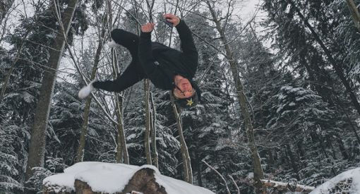 Wer sagt, dass Parkour nur etwas für den Sommer ist? Andy Haug im verschneiten Schwarzwald in Action. Foto: Haug