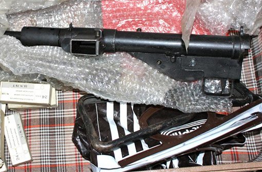 Ein ganzes Arsenal an Waffen - darunter mehrere Faustfeuerwaffen - hat die Polizei in einem Hotel in Rottweil sichergestellt. Foto: Polizei