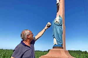 Ortsvorsteher Michael Jäckle ist entsetzt – die Madonnenfigur am Holzenthaler-Schaubkreuzwurde geköpft. Foto: Bohnert-Seidel