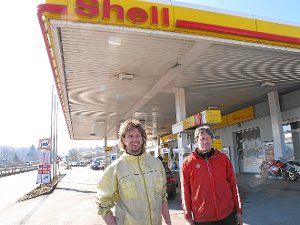 Mit dem Totalabriss und kompletten Neuaufbau der Shell-Tankstelle an der B 27 sehen sich die Brüder Florian (links) und Georg Braun für die Zukunft gerüstet.   Foto: Stopper