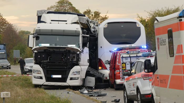 Bus prallt mit Sattelzug zusammen: Mehrere Schwerverletzte bei Unfall