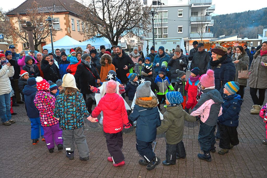 Eine Gruppe des Kindergartens und des Kinderzentrums sorgt für weihnachtliche Stimmung.