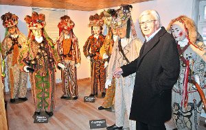 Robert Licht führt die Besucher durch das Schömberger Narrenmuseum.  Foto: Wachter Foto: Schwarzwälder-Bote