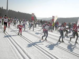 47 Staffeln starteten bei den Jungen im letzten Wettkampf im Skilanglauf gleichzeitig, ganz links Simon Baum (Nummer 67), der Startläufer des Otto-Hahn-Gymnasiums Furtwangen.  Foto: Heimpel