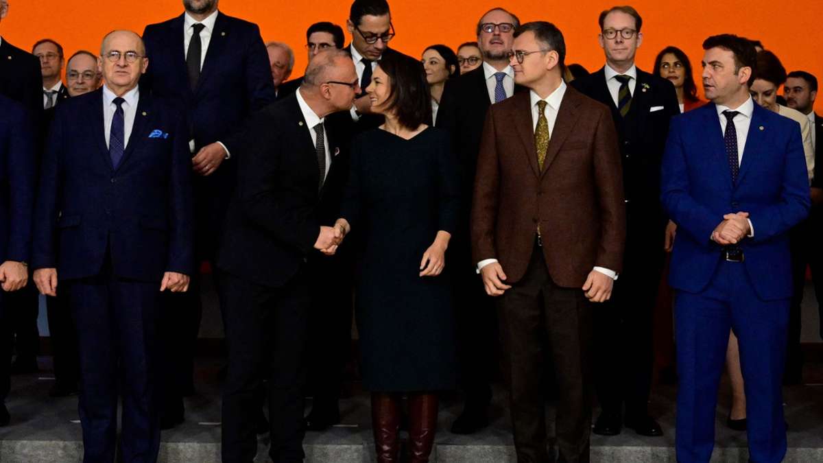 Bei Treffen in Berlin: „Peinlicher Moment“ – Kroaten-Minister versucht, Baerbock zu küssen