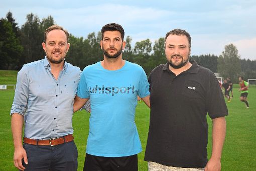 Matthias Storz (links) und Lukas Lehmann (rechts) nehmen ihren neuen Trainer Ümit Bayraktar in die Mitte.  Foto: Hettich-Marull Foto: Schwarzwälder-Bote