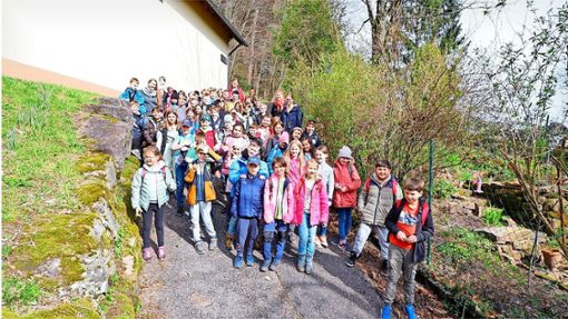 Die 60 Schülerinnen und Schüler der Falkensteinschule vor dem Wasserwerk Bernbach sind begeistert über den Werdegang des Wassers von der Quelle bis zum Wasserhahn. Foto: Zoller