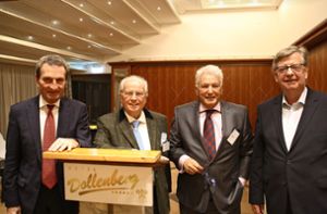 Günther Oettinger (von links), Meinrad Schmiederer, Curt Diehm und Willi Stächele freuen sich  über zehn Jahre Dollenbergdialog mit  fast 50 Dialogen. Foto: B. Schwarz