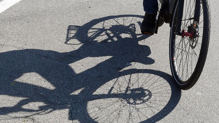 Radfahrer stürzt in Bachbett und stirbt