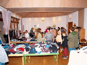 Kleider ab Größe 146 gab es beim Teenie-Markt in Höfen. Foto: Ziegelbauer Foto: Schwarzwälder Bote