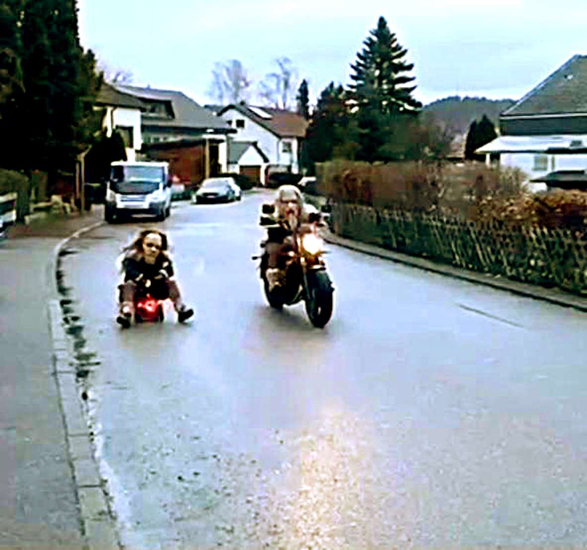 Dazu waren sie auch mit dem Motorrad und dem Bobbycar unterwegs. Foto: Verein