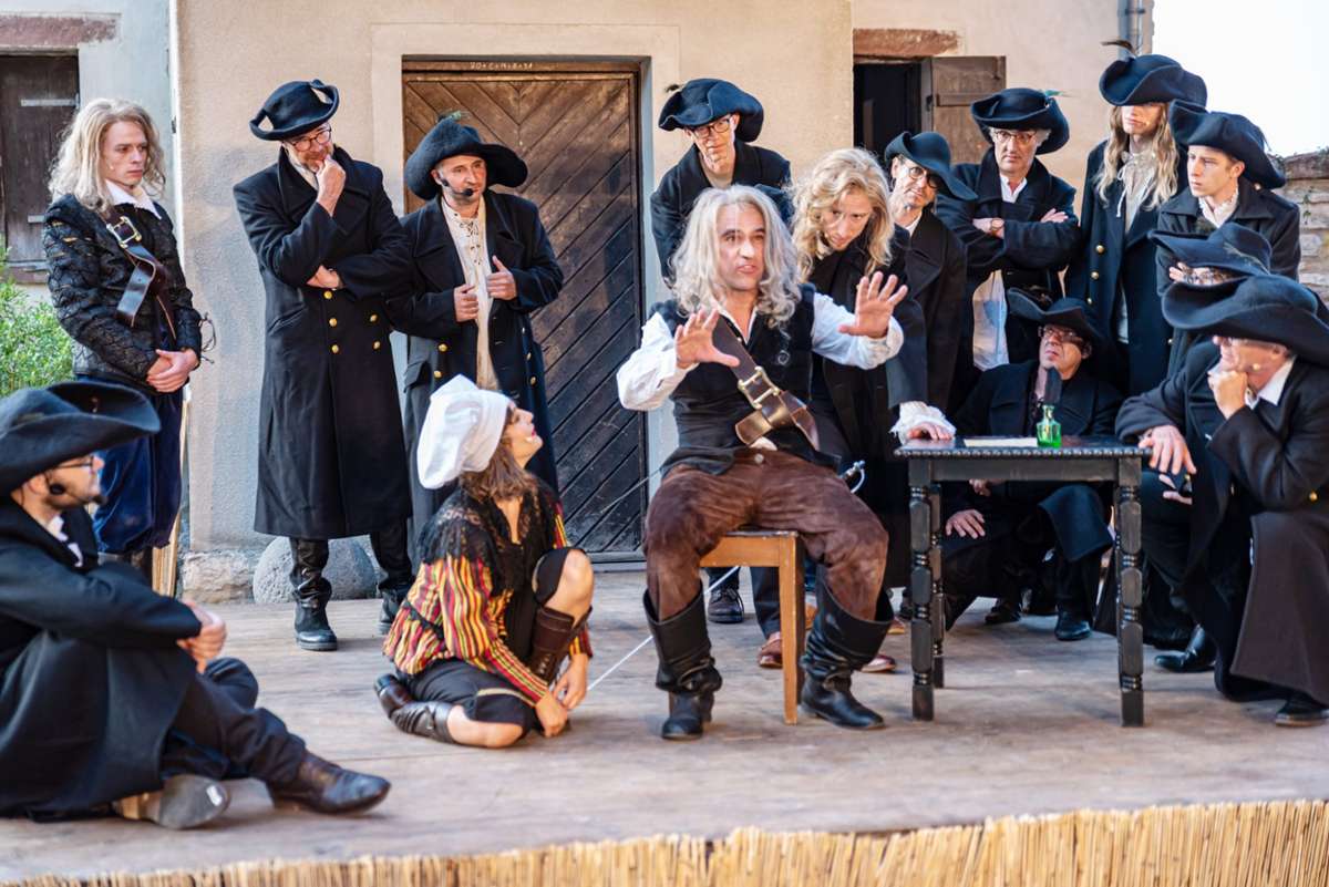Seit zehn Tagen spielt das Ensemble des Zimmertheaters Rottweil den Cyrano.Foto: Becker Foto: Schwarzwälder Bote