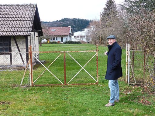 Bürgermeister Oliver Simmendinger zeigt auf eines von drei Grundstücken: Hier könnte das JuLiA-Seniorenzentrum entstehenFoto: Renner Foto: Schwarzwälder Bote