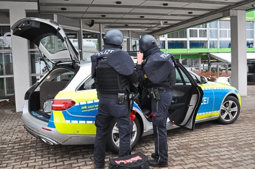 Zwei Polizisten legen ihre Ausrüstung bei dem Einsatz am 6. Dezember am beruflichen Schulzentrum an.  Foto: Müller