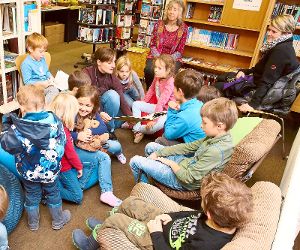 Bürgermeisterin Grassi hat Kindern in der Gemeinde- und Schulbücherei in der Waldachtalschule vorgelesen.  Foto: Wagner Foto: Schwarzwälder-Bote