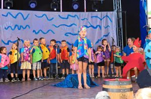 Der Kindergarten Fischingen führt das Musical Der Regenbogenfisch auf. Foto: Schwind
