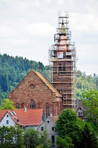Der Kirchturm erhält ein neues Kupferdach.  Foto: Siegmeier Foto: Schwarzwälder-Bote