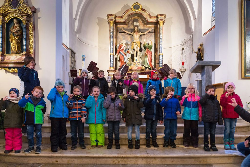Die Kinderschar des Benzinger Kindergartens erfreute die Besucher  in der voll besetzten Kirche St. Peter und Paul. Fotos: Kaul
